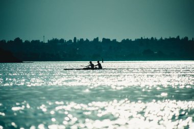 Nehirde kayak silueti