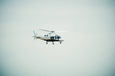 Bulanık gökyüzünde beyaz helikopter
