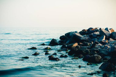 Deniz kenarındaki büyük kayalar.