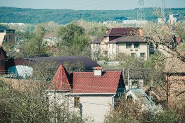 Kulübeler ve yeşillikler arasında küçük evler.