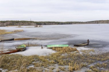 Donmuş göl nehrinde buzdaki kayıklar