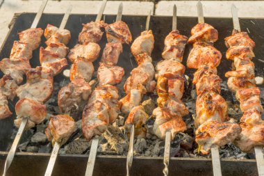 Şişte domuz eti kızartması. Izgaradaki etten şiş kebap.