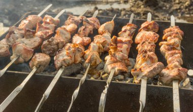 Şişte domuz eti kızartması. Izgaradaki etten şiş kebap.