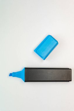 Beyaz arkaplanda mavi işaret 