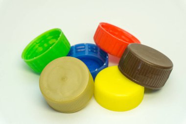 Beyaz arka planda renkli plastik şişe tıkaçları 