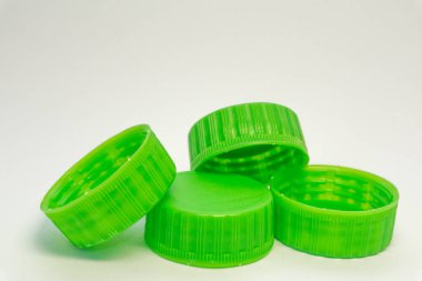 Beyaz arka planda yeşil plastik şişe tıkaçları 