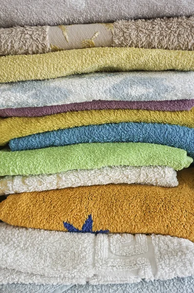 Stos Kolorowe Ręczniki Starannie Złożone — Zdjęcie stockowe