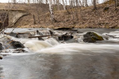 Nehrin şelale gibi hızlı akışı