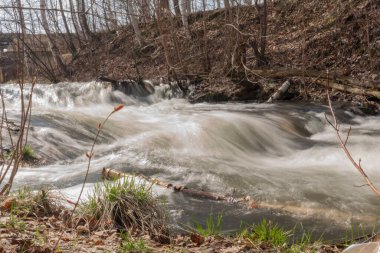 Nehrin şelale gibi hızlı akışı