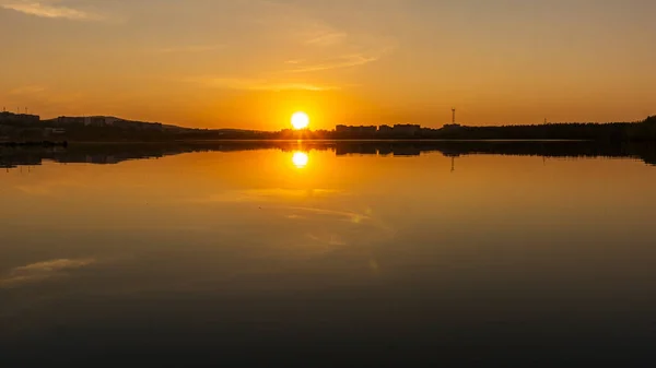 Pôr Sol Sobre Lago Perto Cidade — Fotografia de Stock