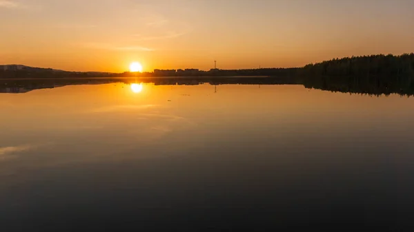 Pôr Sol Sobre Lago Perto Cidade — Fotografia de Stock