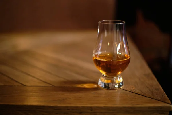 Glas Guten Whiskys Glencairnglas Auf Dem Tisch Auf Dem Tisch — Stockfoto