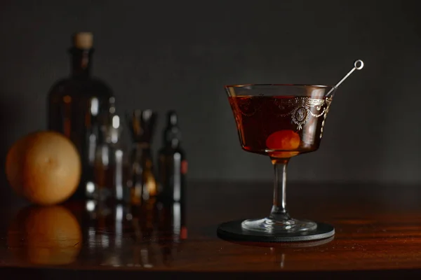 Manhattan Rojo Cóctel Delicado Con Naranja — Foto de Stock