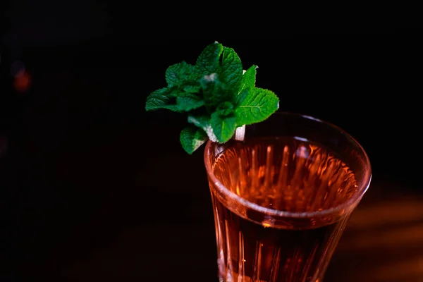 Cocktail Delicioso Vermelho Com Hortelã — Fotografia de Stock