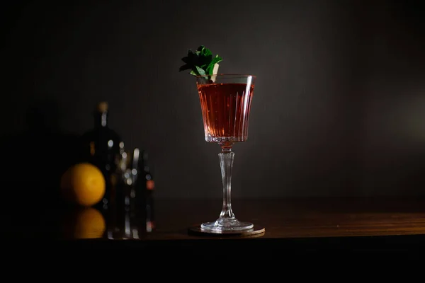 Cocktail Delicioso Vermelho Com Hortelã — Fotografia de Stock