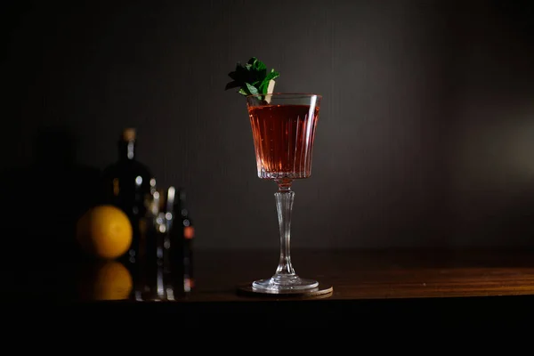 Cocktail Delicioso Vermelho Com Hortelã — Fotografia de Stock