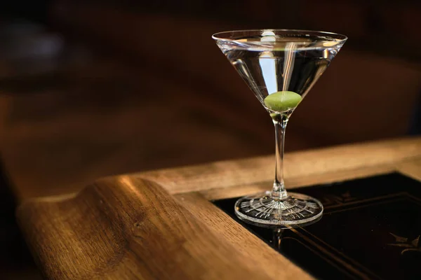 Dry Martini Gin Cocktail Mit Oliven lizenzfreie Stockfotos