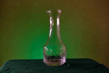 Yeşil arkaplanda klasik cam sürahi