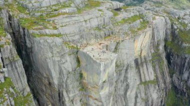 Norveç 'teki görkemli Preikestolen uçurumunun üzerinden uçmak