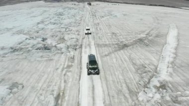 İzlanda 'da buzul üzerinde giden arabaların hava görüntüleri.