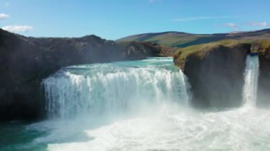 Godafoss Şelalesi üzerinde havadan uçuş