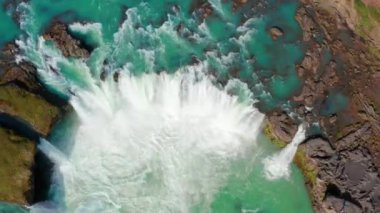 Godafoss Şelalesi üzerinde havadan uçuş