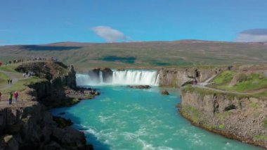 Godafoss Şelalesi üzerinde havadan uçuş