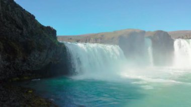 Godafoss Şelalesi üzerinde havadan uçuş