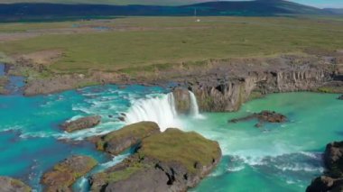Godafoss Şelalesi üzerinde havadan uçuş