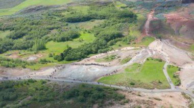 Strokkur gayzerinin İzlanda 'daki patlamasının hava görüntüleri