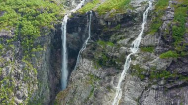 Norveç 'teki Briksdalsbreen buzulu yakınlarındaki inanılmaz bir şelalenin hava manzarası