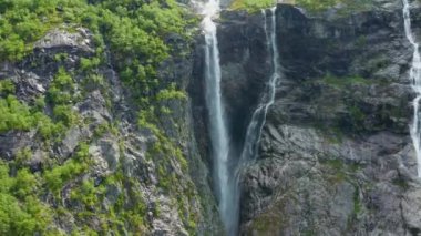 Norveç 'teki Briksdalsbreen buzulu yakınlarındaki inanılmaz bir şelalenin hava manzarası