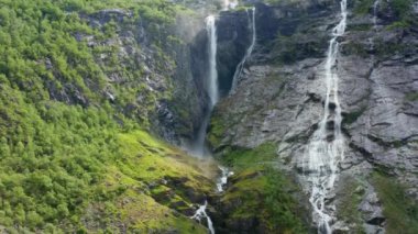 Norveç 'teki Briksdalsbreen buzulu yakınlarındaki inanılmaz bir şelalenin hava manzarası
