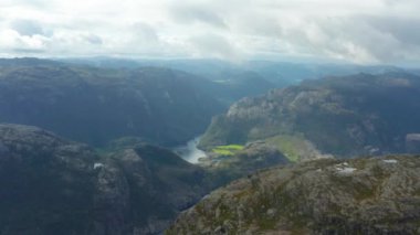 Lysefjord üzerinden Norveç 'teki Preikestolen uçurumuna doğru uçuş
