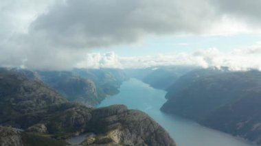 Lysefjord üzerinden Norveç 'teki Preikestolen uçurumuna doğru uçuş