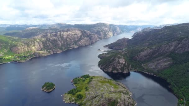 Let Přes Most Lysefjord Útesu Preikestolen Norsku — Stock video