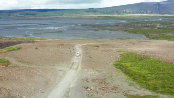 Imagens Aéreas Carro Branco Que Atravessa Natureza Islandesa — Vídeo de Stock