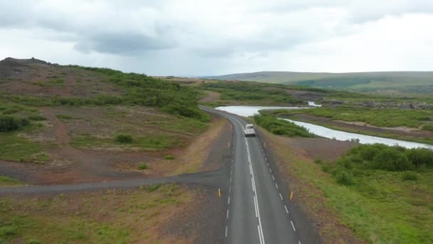 アイスランドの自然をドライブする白い車の空中映像 — ストック動画