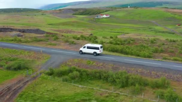 Imagens Aéreas Carro Branco Que Atravessa Natureza Islandesa — Vídeo de Stock