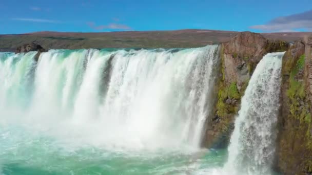 Flug Über Den Godafoss Wasserfall Mit Regenbogen — Stockvideo