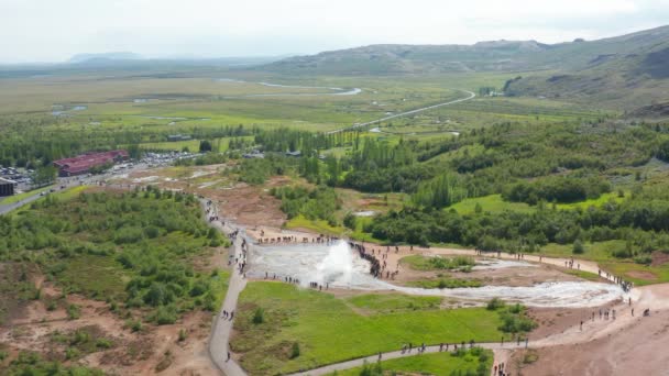 Nagranie Lotnicze Erupcji Gejzera Strokkur Islandii — Wideo stockowe