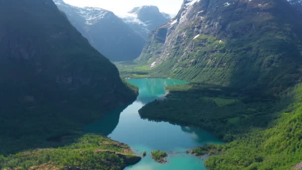 Vista Aérea Del Lago Oldevatnet Cerca Del Glaciar Briksdalsbreen Noruega — Vídeo de stock