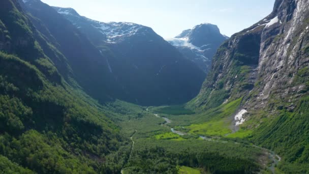 Luftaufnahme Eines Erstaunlichen Tals Der Nähe Des Briksdalsbreen Gletschers Norwegen — Stockvideo