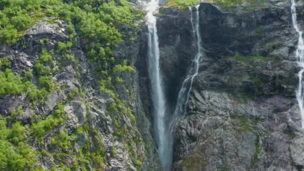 Luftaufnahme Eines Beeindruckenden Wasserfalls Der Nähe Des Gletschers Briksdalsbreen Norwegen — Stockvideo