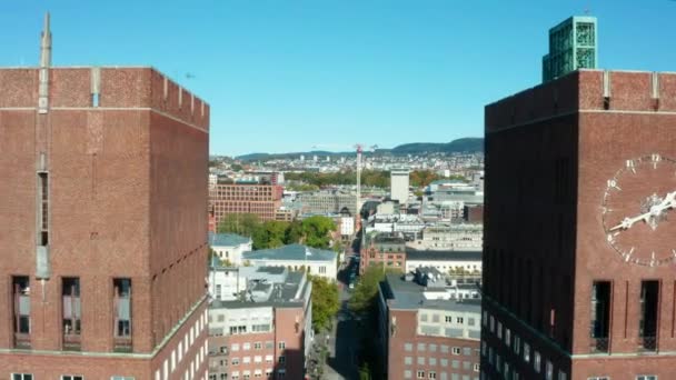 Oslo Belediye Binası Üzerinde Uçuş — Stok video