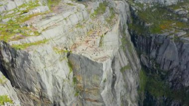 Lysefjord üzerinden Norveç 'teki Preikestolen uçurumuna doğru uçuş