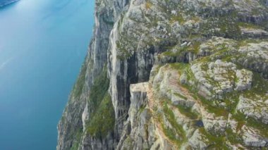 Lysefjord üzerinden Norveç 'teki Preikestolen uçurumuna doğru uçuş