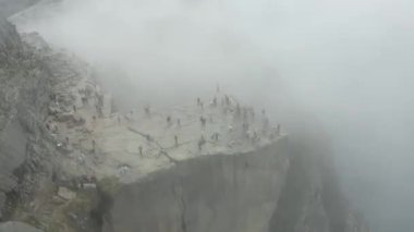 Lysefjord üzerinden Norveç 'teki Preikestolen uçurumuna doğru uçuş