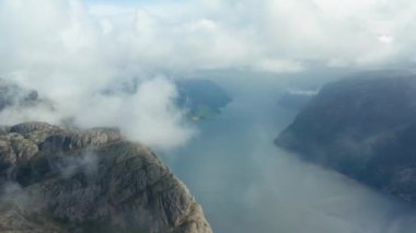 Lysefjord üzerinden Norveç 'teki Preikestolen uçurumuna doğru uçuş
