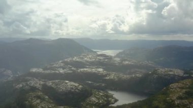 Lysefjord üzerinden Norveç 'teki Preikestolen uçurumuna doğru uçuş